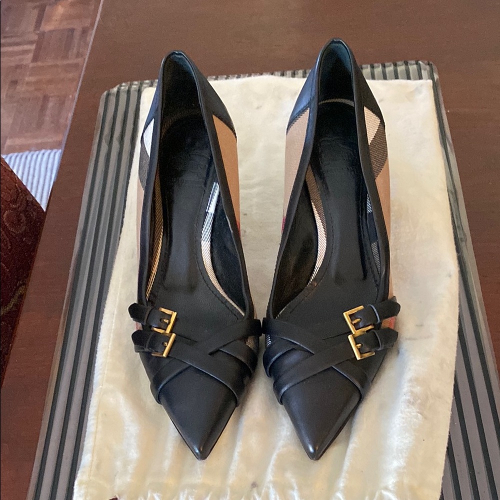 Burberry black and tan kitten heels